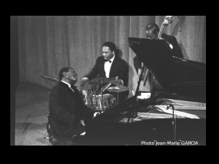PETERSON Oscar Trio 7 with Bobby Durham (dms).jpg